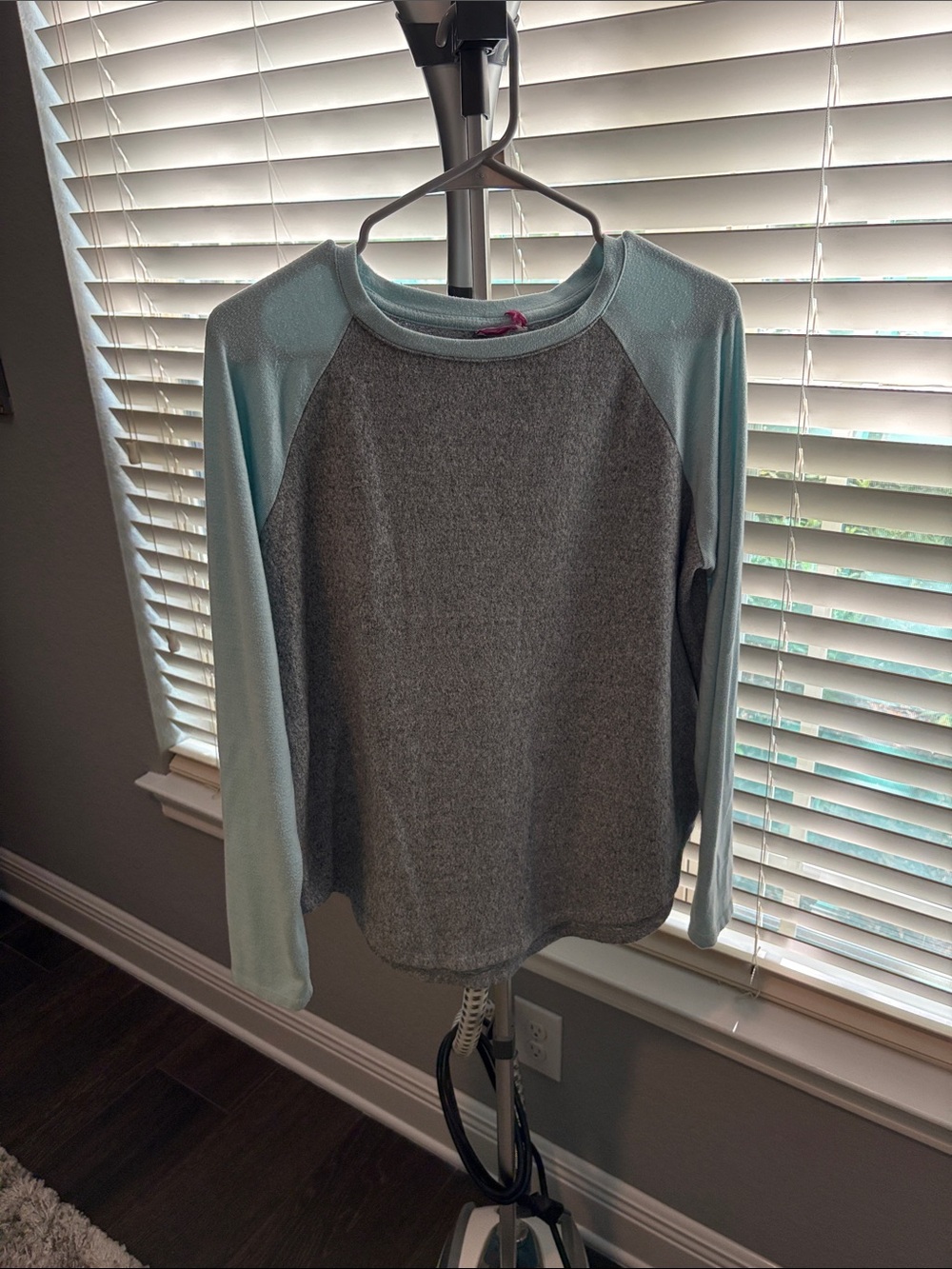 Casual Two-Tone Raglan Long Sleeve Top - Gray & Light Blue